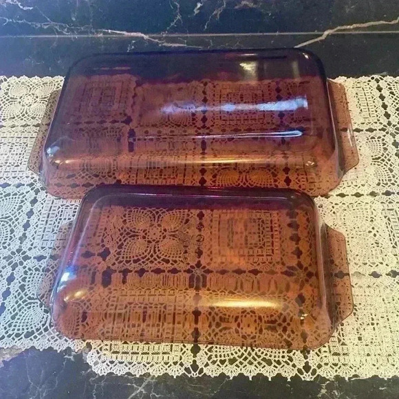 1980s Vintage Set of 2 Anchor
Hocking Amber Casserole Dishes in Baskets - Picture 13 of 16